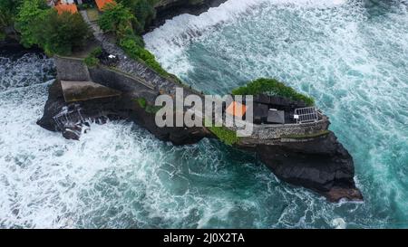 Vue magnifique sur les drone du célèbre Batu Bolong et du temple Tanah Lot, Bali Ouest Banque D'Images