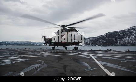 Un hélicoptère AS-532U2 Cougar avec 300 escadrons, Commandement de l'hélicoptère de défense, Force aérienne royale des pays-Bas, atterrit sur le HNLMS Rotterdam lors de l'exercice Cold Response 2022, le 17 mars 2022. L'exercice Cold Response '22 est un exercice biennal de préparation nationale et de défense norvégien qui a lieu dans toute la Norvège, avec la participation de chacun de ses services militaires, ainsi que de 26 autres nations alliées de l'Organisation du Traité de l'Atlantique Nord (OTAN) et partenaires régionaux. (É.-U. Photo du corps marin par lance Cpl. Jacqueline C. Arre) Banque D'Images
