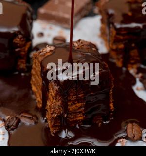 Un morceau de gâteau au chocolat. Chocolat liquide coule sur le dessus du gâteau. Close-up. Banque D'Images