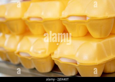 Emballage en plastique jaune avec des oeufs. Banque D'Images