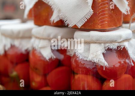 Tomates en conserve dans des pots en verre. Banque D'Images