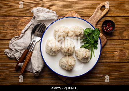 Khinkali, plat traditionnel de la cuisine géorgienne du Caucase, boulettes remplies de viande hachée Banque D'Images