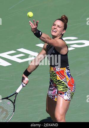 Indian Wells, États-Unis. 21st mars 2022. Maria Sakkari, de Grèce, entre en service lors de son match final féminin contre IGA Swiatek, de Pologne, à l'Open BNP Paribas à Indian Wells, en Californie, le dimanche 20 mars 2022. Swiatek a battu Sakkari 6-4, 6-1 pour remporter le championnat et son troisième tournoi WTA 1000. Photo de David Silpa/UPI crédit: UPI/Alay Live News Banque D'Images