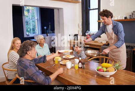 Secondes pour grand-père. Un petit-déjeuner délicieux préparé par un homme heureux. Banque D'Images