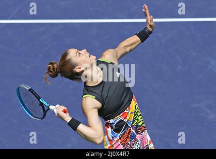 Indian Wells, États-Unis. 21st mars 2022. Maria Sakkari, de Grèce, entre en service lors de son match final féminin contre IGA Swiatek, de Pologne, à l'Open BNP Paribas à Indian Wells, en Californie, le dimanche 20 mars 2022. Swiatek a battu Sakkari 6-4, 6-1 pour remporter le championnat et son troisième tournoi WTA 1000. Photo de David Silpa/UPI crédit: UPI/Alay Live News Banque D'Images