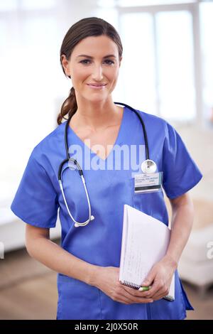 Heureux de guérir. Portrait d'une jeune femme médecin dans les exfoliations. Banque D'Images