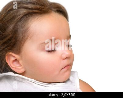 Bébé dort doucement isolé sur fond blanc Banque D'Images