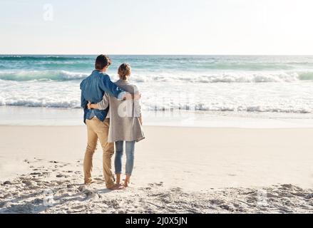 Se perdre dans la beauté de la nature. Photo d'un couple d'âge moyen passant la journée à la plage. Banque D'Images