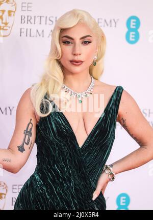 Lady Gaga vu arriver pour les British Academy film Awards 2022 (BAFTA) au Royal Albert Hall de Londres. Banque D'Images