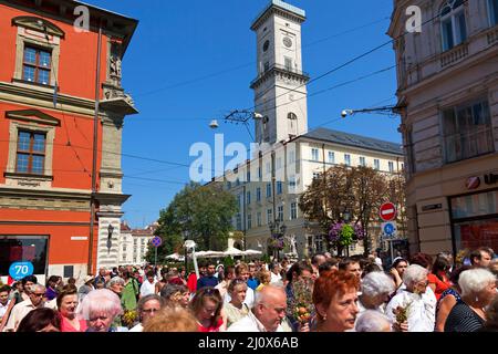 Foules à la procession religieuse catholique, Hôtel de ville, l'viv, Ukraine Banque D'Images