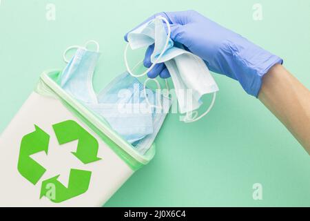 Vue du haut masques médicaux jetables main avec des gants. Concept de photo de haute qualité Banque D'Images