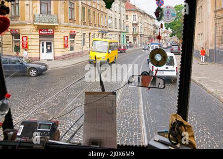 Vue sur le pare-brise du tram, centre-ville de l'viv, Ukraine Banque D'Images