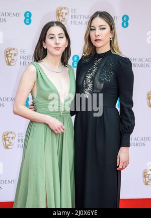 Londres, Royaume-Uni. 13th mars 2022. Alana Haim (L) et Este Haim (R) ont vu arriver pour les British Academy film Awards 2022 (BAFTA) au Royal Albert Hall de Londres. (Photo de Brett Cove/SOPA Images/Sipa USA) crédit: SIPA USA/Alay Live News Banque D'Images