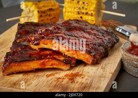 Côtes de porc au barbecue. Recette de cuisson lente. Viande de porc rôtie au four, vue latérale Banque D'Images