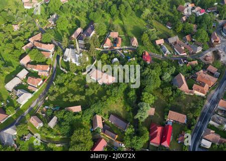 Survolant un village en Transylvanie. Vue aérienne de Manastireni, Roumanie Banque D'Images