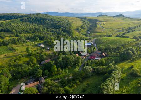 Survolant un village en Transylvanie. Vue aérienne par drone de Manastireni, Roumanie par drone Banque D'Images