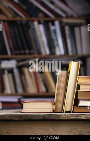 Vue avant de la bibliothèque de livres à dossier rigide. Concept de photo de haute qualité Banque D'Images