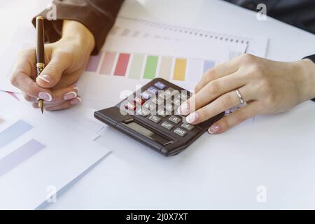 Calculatrice de comptage des mains avec stylo. Concept de photo de haute qualité Banque D'Images