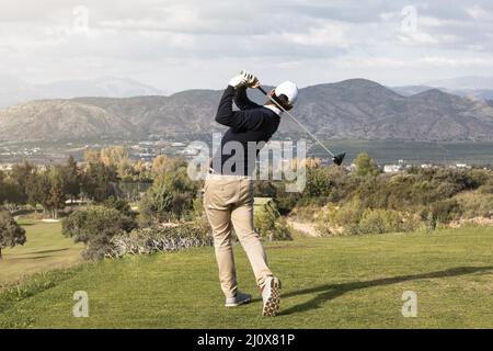 Vue arrière homme jouant au terrain de golf. Concept de photo de haute qualité Banque D'Images