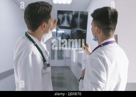 Deux médecins hommes qui regardent la radiographie. Photo de haute qualité Banque D'Images