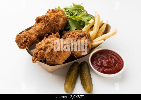 Pilons de poulet frits à grand angle avec frites au ketchup. Concept de photo de haute qualité Banque D'Images