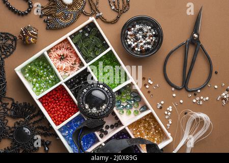 Vue de dessus éléments essentiels pour le travail des perles. Photo de haute qualité Banque D'Images