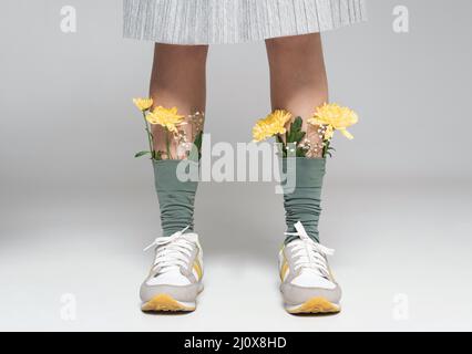 Femme gros plan avec des chaussettes de fleurs. Concept de photo de haute qualité Banque D'Images