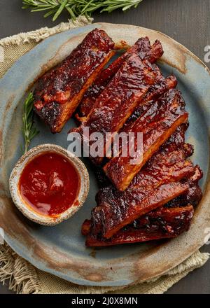 Viande de keto, côtes de porc épicées au barbecue. Recette de cuisson lente. Vertical, cloe up, Banque D'Images