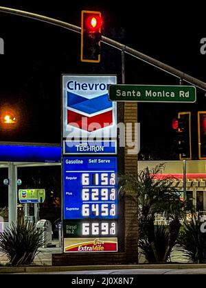 Carpinteria, Californie, États-Unis. 20th mars 2022. Chevron signe la nuit avec feu rouge et Santa Monica Rd signe dans Carpinteria, CA annonçant l'essence régulière à $615 le gallon, Premium à 669 $. (Image de crédit : © Amy Katz/ZUMA Press Wire) Banque D'Images