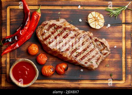 Steak de bœuf entier, stripline frite sur planche à découper en bois. Régime cétogène cétogène. Banque D'Images