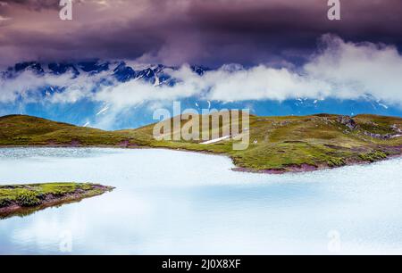 Paysage fantastique avec le lac Koruldi et ciel couvert au pied de Mt. Ushba. Haut Svaneti, Mestia, la Géorgie, l'Europe. Montagnes du Caucase. Beauté w Banque D'Images