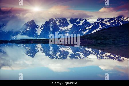 Paysage fantastique avec le lac Koruldi et ciel couvert au pied de Mt. Ushba. Haut Svaneti, Mestia, la Géorgie, l'Europe. Montagnes du Caucase. Beauté w Banque D'Images