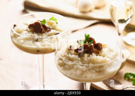 Risotto aux champignons dans un verre à vin. Service inhabituel non conventionnel. Gros plan Banque D'Images