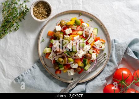 Salade du village grec horiatiki avec fromage feta et légumes, cuisine méditerranéenne Banque D'Images