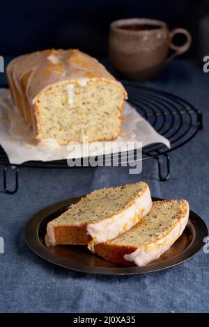 Gâteau au citron aux graines de pavot. Gâteaux faits maison traditionnels. Pain au citron et glaçage au sucre Banque D'Images