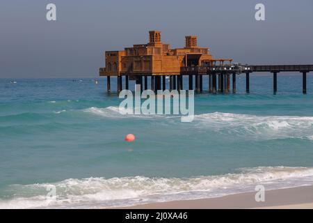 Restaurant Pierchic vu de la plage de Madinat Jumeirah à Dubaï, Émirats arabes Unis. Banque D'Images