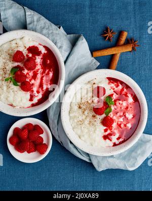 Deux pudding de riz. Dessert de riz au lait français avec framboises, bleuets. Vue de dessus, verticale Banque D'Images