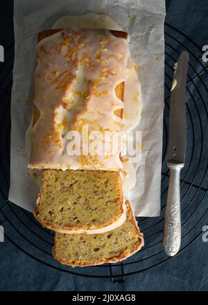 Gâteau au citron aux graines de pavot. Gâteaux faits maison traditionnels. Pain au citron et glaçage au sucre Banque D'Images