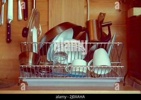 Vaisselle propre et pure placée sur le sèche-linge lavé après le petit déjeuner cuisine Banque D'Images