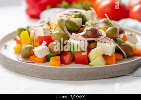 Salade du village grec horiatiki avec fromage feta et légumes, végétalien Banque D'Images