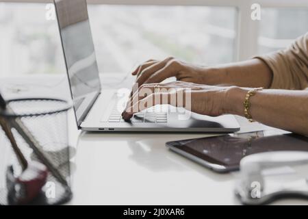 Gros plan sur un PC portable. Concept de photo de haute qualité Banque D'Images