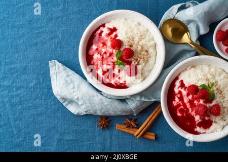 Riz au lait. Dessert de riz au lait français avec framboises, bleuets. Vue de dessus, espace de copie Banque D'Images