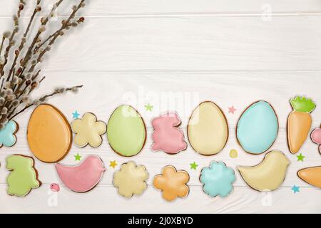 Composition avec un paquet de brindilles de saule et de biscuits de pâques. Banque D'Images