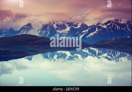 Paysage fantastique avec le lac Koruldi et ciel couvert au pied de Mt. Ushba. Haut Svaneti, Mestia, la Géorgie, l'Europe. Montagnes du Caucase. Beauté w Banque D'Images