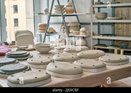 Fabrication de produits céramiques, pièce à usiner. Gros plan avec des morceaux de céramique Banque D'Images