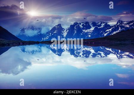 Paysage fantastique avec le lac Koruldi et ciel couvert au pied de Mt. Ushba. Haut Svaneti, Mestia, la Géorgie, l'Europe. Montagnes du Caucase. Beauté w Banque D'Images