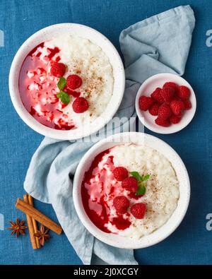 Riz au lait. Dessert de riz au lait français avec framboises, bleuets. Vue de dessus, verticale Banque D'Images