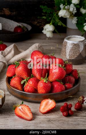 Photo sombre encore-vie avec fraise d'été, verticale Banque D'Images