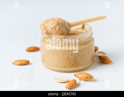 Beurre d'amande, pâte d'aliments crus à base d'amandes broyées dans du beurre de noix, croquant et remuer Banque D'Images