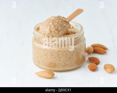 Beurre d'amande, pâte d'aliments crus à base d'amandes moulues dans du beurre de noix Banque D'Images